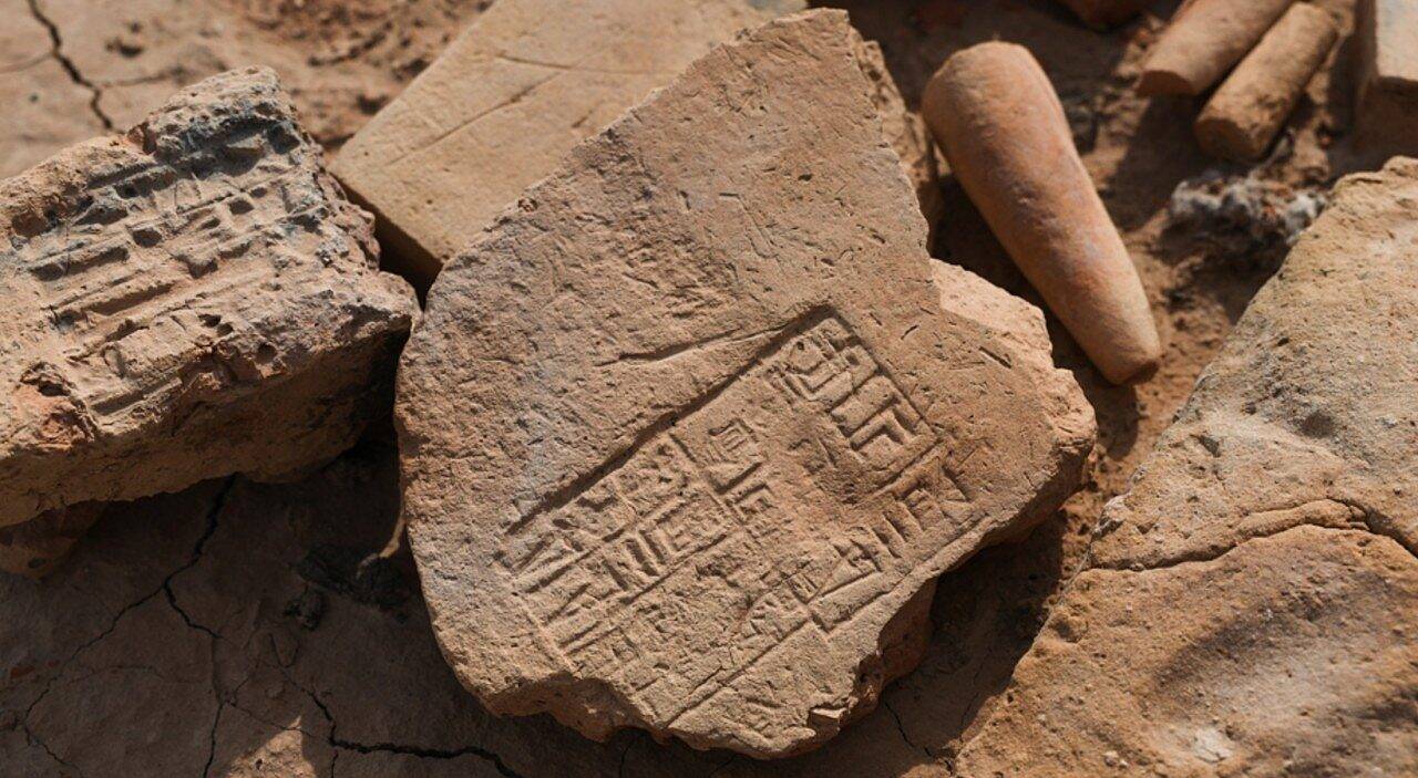 Tabuletas cuneiformes - Dave Primov / Shutterstock.com