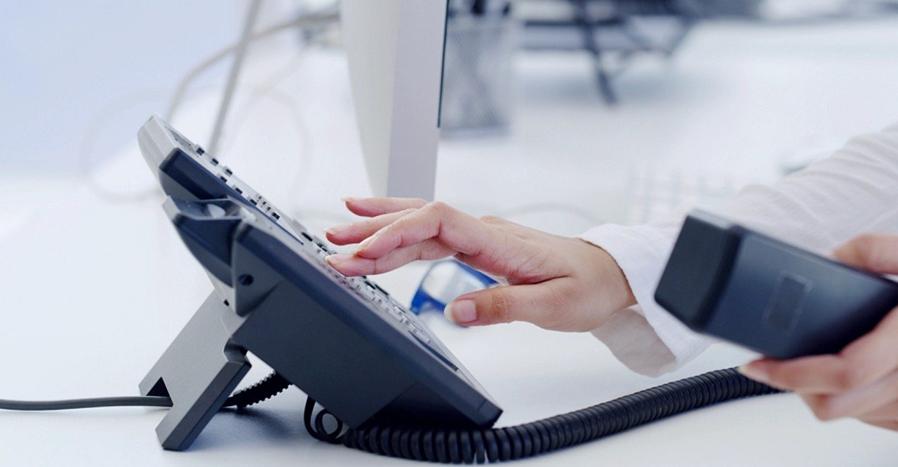 Telefonema, discagem - PeopleImages/Shutterstock.com