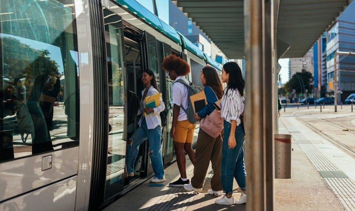Transporte público, estudantes - bbernard/ Shutterstock.com