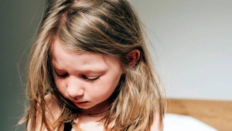 Trauma infantil, criança triste - Carlo Prearo/ Shutterstock.com