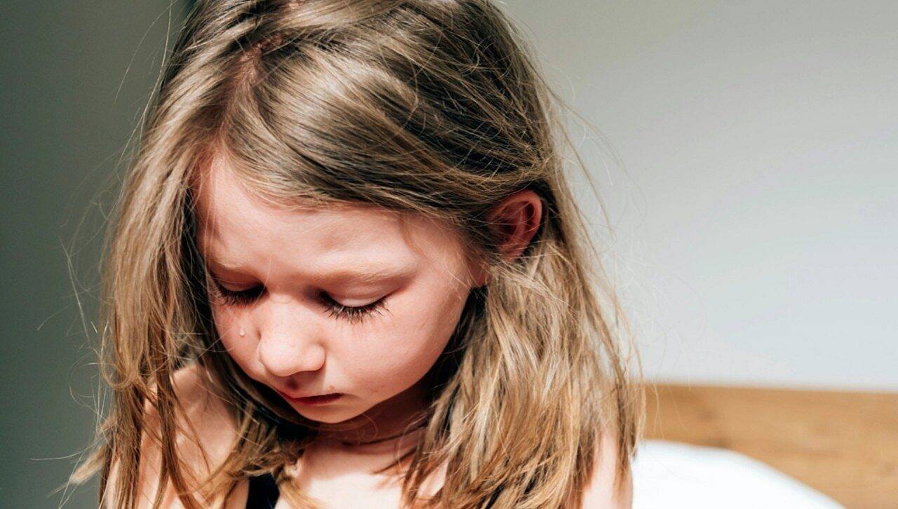 Trauma infantil, criança triste - Carlo Prearo/ Shutterstock.com