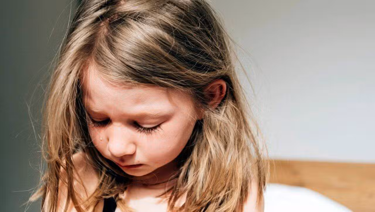 Trauma infantil, criança triste - Carlo Prearo/ Shutterstock.com