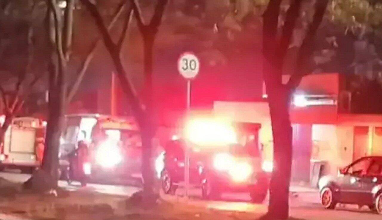 Viaturas do Samu e Bombeiros no local do acidente. - reprodução