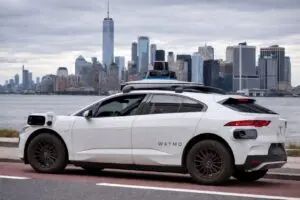 Waymo tem quase mil robotáxis parados no Arizona à espera de autorização para circular