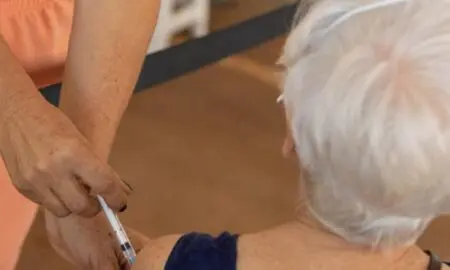 Vacina pneumo20 vai ser ofertada para quem tem mais de 85 anos