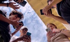 Caminhos da Reportagem desta segunda destaca o voto de jovens e idosos