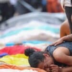 Viúva se despede do marido morto na operação policial mais letal do Rio de Janeiro