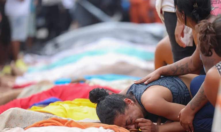Viúva se despede do marido morto na operação policial mais letal do Rio de Janeiro