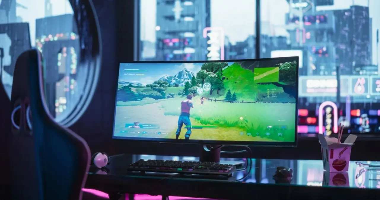 Monitor curvo, tela gamer - Gorodenkoff/ shutterstock.com