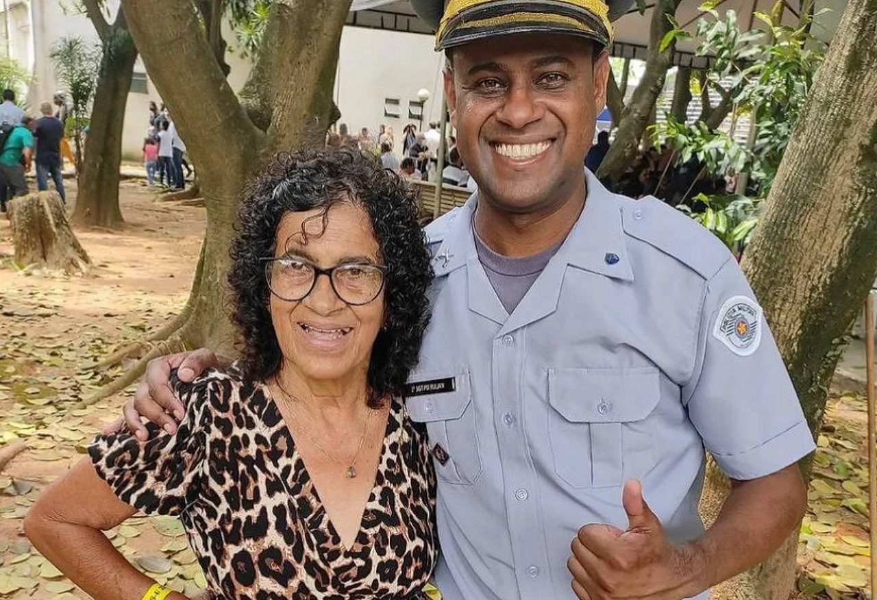 A aposentada Olga Alice Fernandes da Silva abraça o filho Rulian durante formatura de sargentos - Acervo pessoal