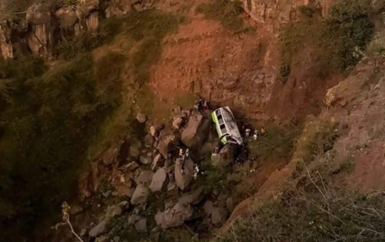 Veículo com estudantes despenca e deixa 25 mortos em Cabo Verde