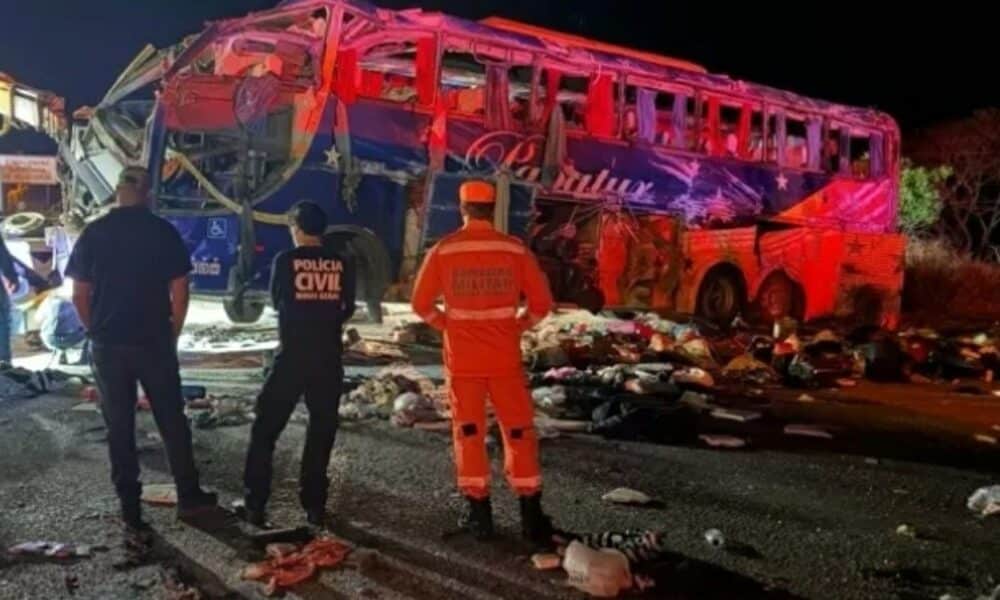 Batida na BR-116 mata seis e expõe regras em viagens de ônibus