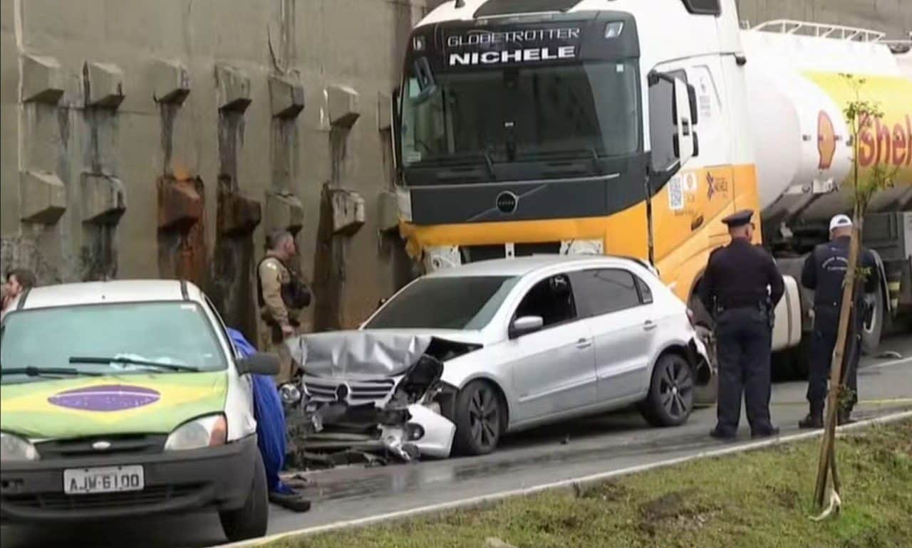 Caminhão atinge veículos e mata duas pessoas em Curitiba