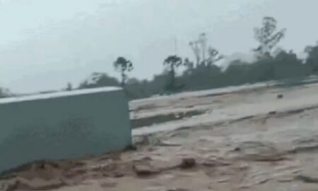 Água arrasta um contêiner em uma rua alagada em Criciúma - Internet