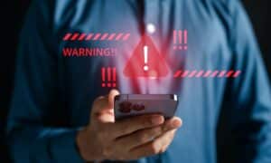 Alerta, golpe, fraude - MMD Creative/shutterstock.com