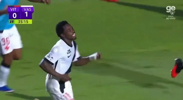 Na reta final! Andrés Gómez marca golaço de fora da área em Vitória x Vasco pela Copa do Brasil