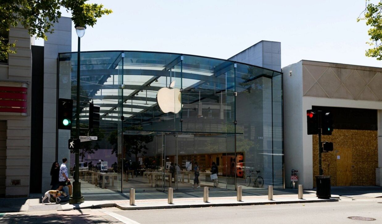 Apple - FiledIMAGE / Shutterstock.com