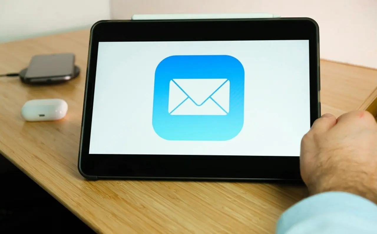 Apple Mail - Vladimka production / Shutterstock.com