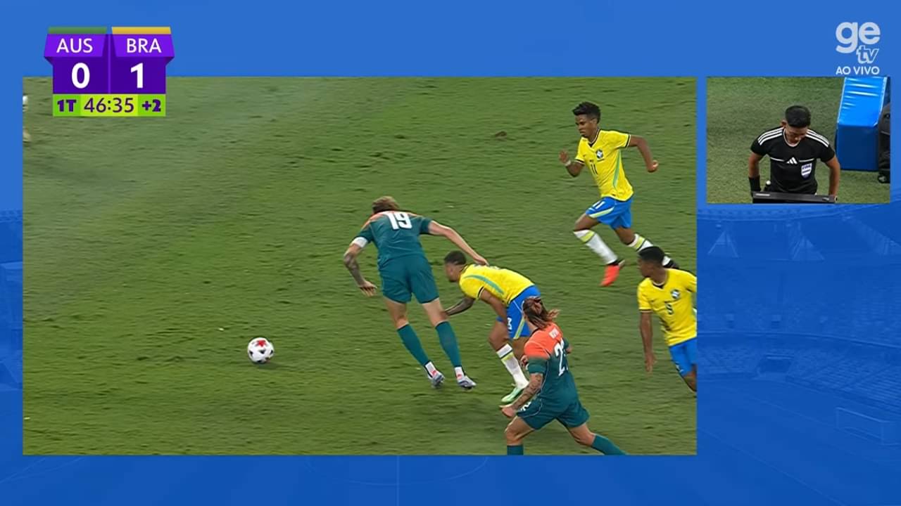 Árbitro analisa falta no início da jogada do gol do Brasil - Reprodução/GE TV