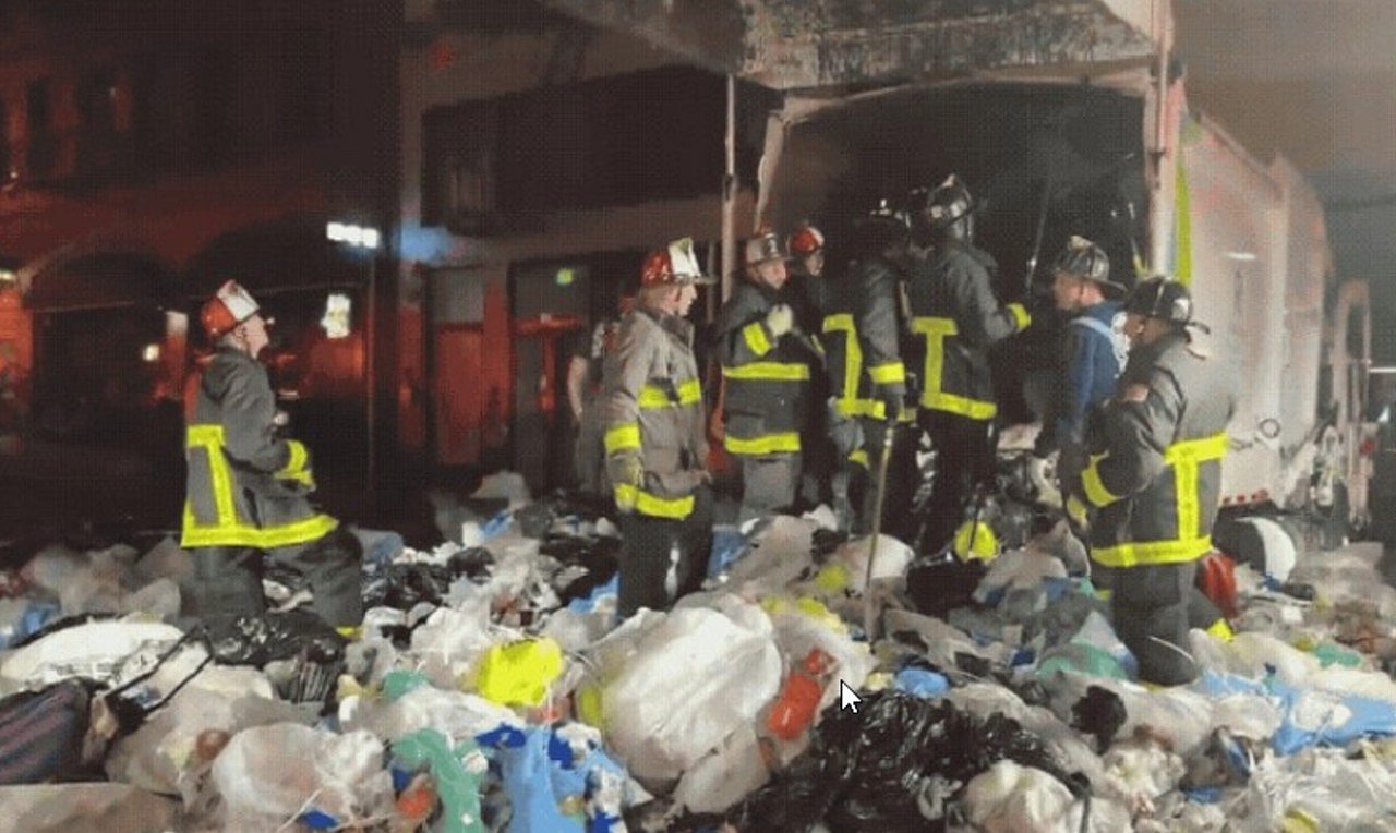 Bombeiros resgatam homem em meio ao lixo do caminhão — Foto: Reprodução/X
