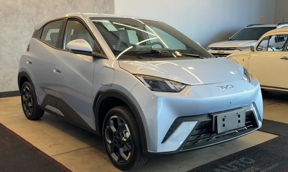 BYD Dolphin Mini 2027 chega ao país com pneus mais largos e visual novo
