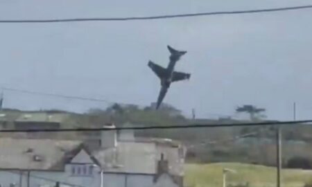 Jato militar Hawk T2 cai após decolagem no País de Gales e pilotos saem ilesos