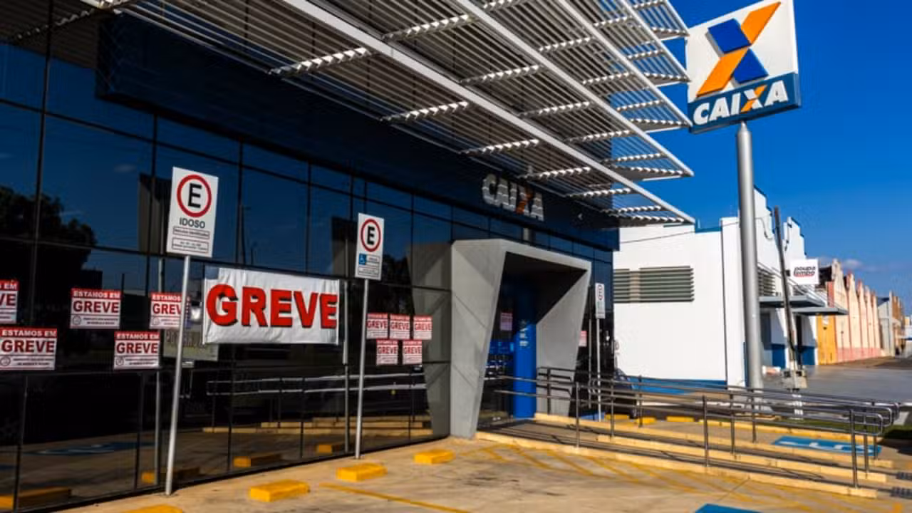 Caixa Econômica Federal, Greve - Alf Ribeiro / Shutterstock.com