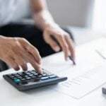 Calculadora, finanças, contas - Lee Charlie/shutterstock.com