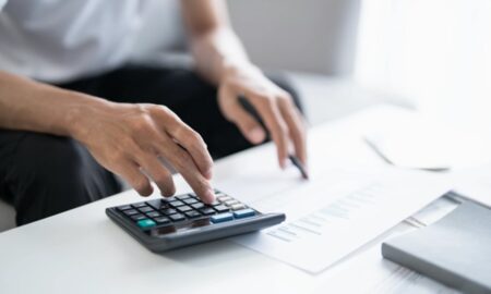 Calculadora, finanças, contas - Lee Charlie/shutterstock.com