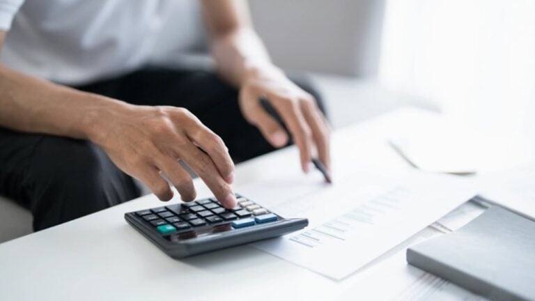Calculadora, finanças, contas - Lee Charlie/shutterstock.com