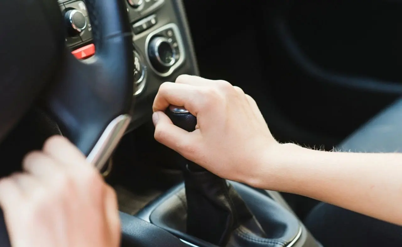 Câmbio manual - O_Lypa/istockphoto