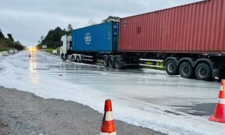 Caminhão derruba resina e gera engavetamento na Rodovia Régis Bittencourt - Polícia Rodoviária Federal