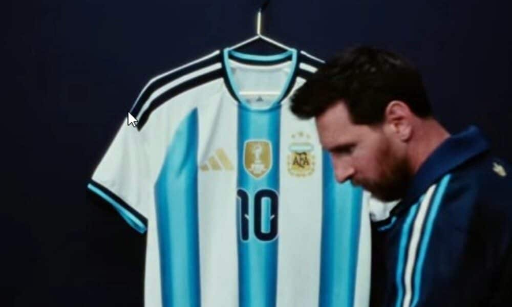 Lionel Messi exibe camisa especial em despedida da Argentina