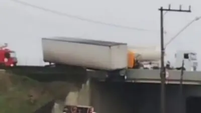 Carreta fica pendurada em viaduto da BR-101 em Garuva (SC)- Reprodução