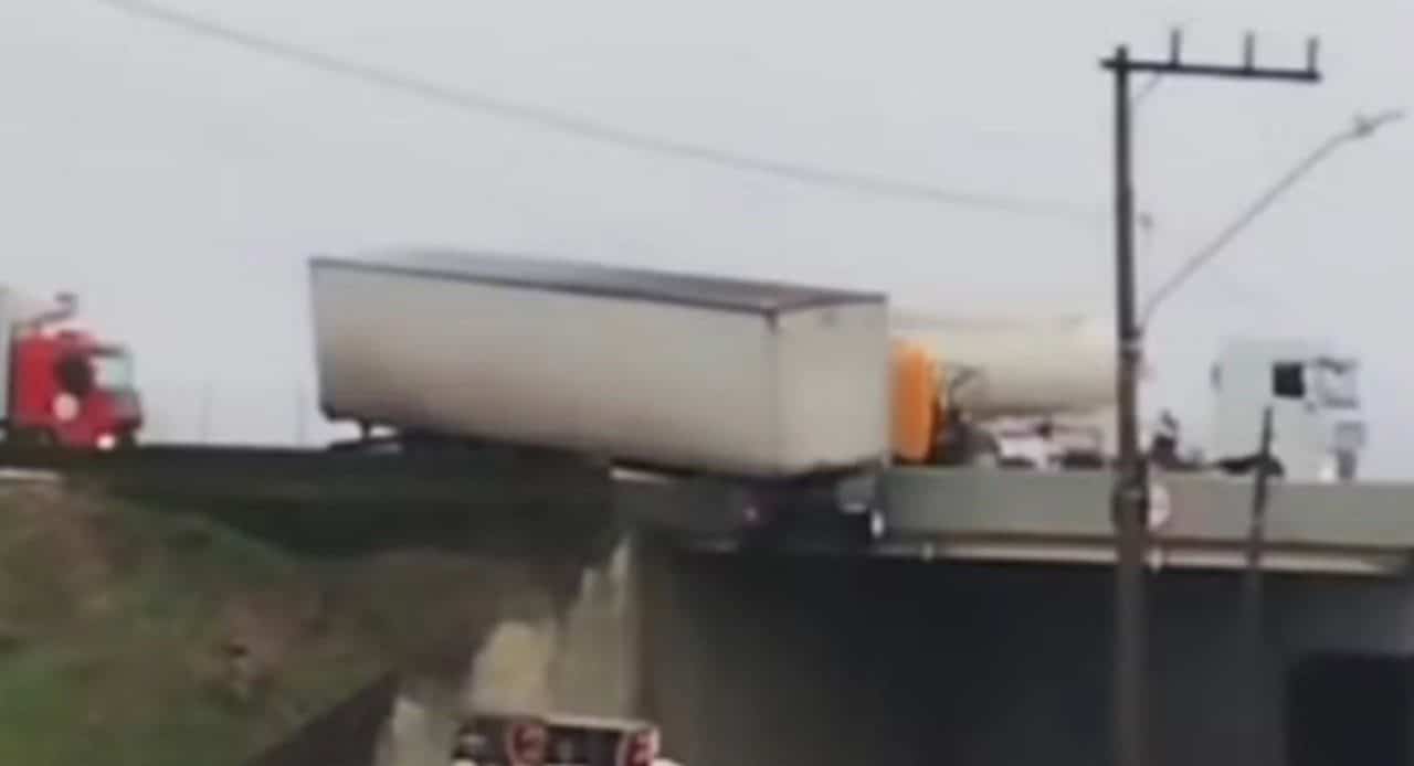 Carreta fica pendurada em viaduto da BR-101 em Garuva (SC)- Reprodução