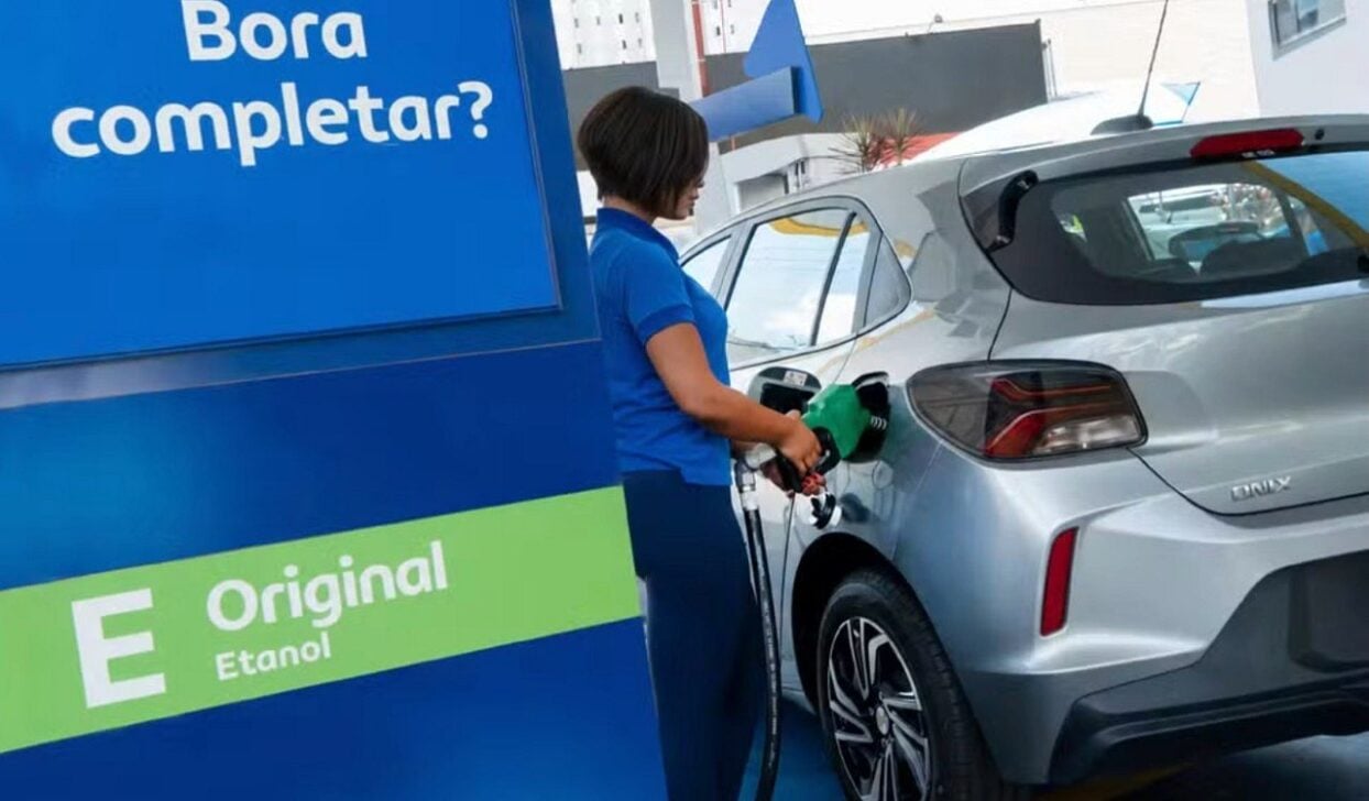 Carro abastece com etanol hidratado em posto de combust&iacute;veis. - Divulga&ccedil;&atilde;o / GM