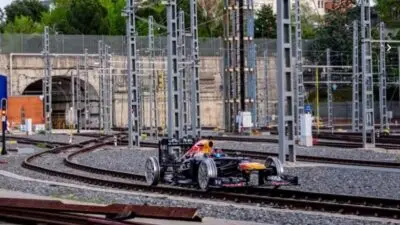 Carro da Red Bull nos trilhos do metrô de Madri - Divulgação/Red Bull
