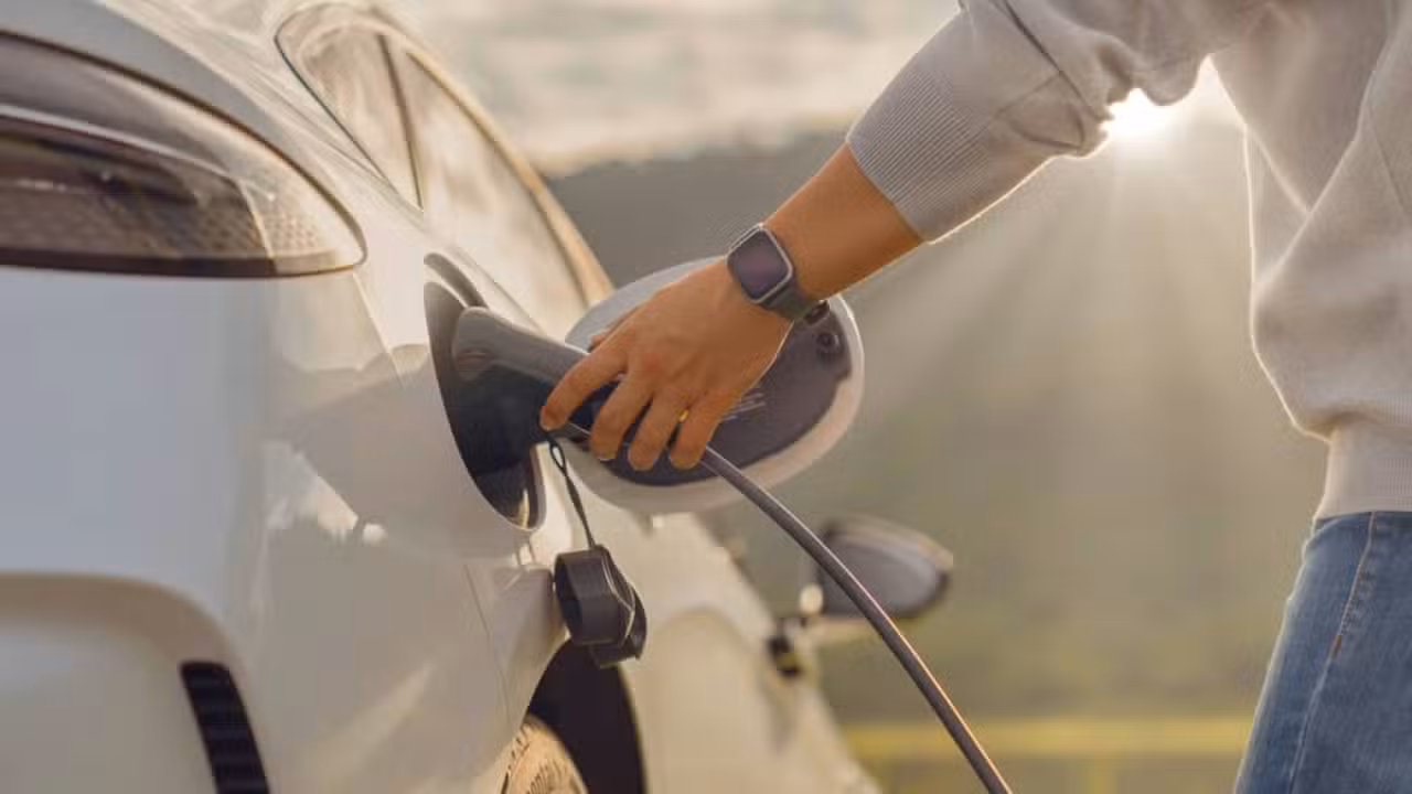 Carro elétrico - Casezy idea / shutterstock.com
