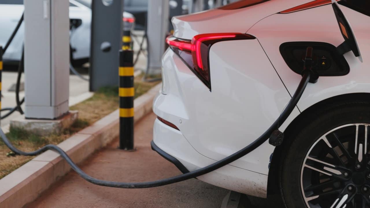 Carro elétrico - lzf/shutterstock.com