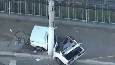 Carro partido em acidente em SP - Reprodução TV Globo