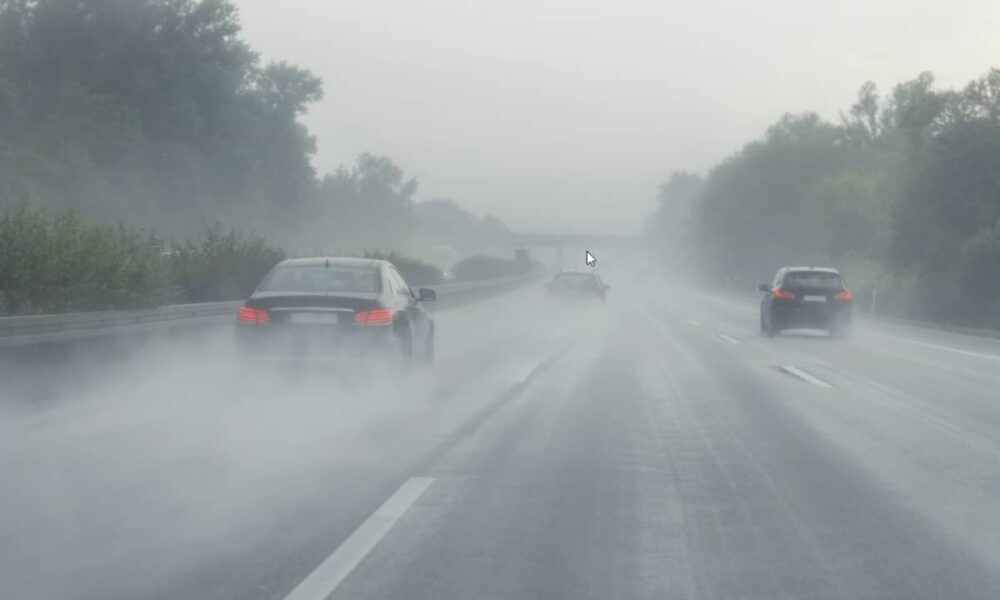 Pista molhada e calor elevam risco mecânico e pedem revisão veicular