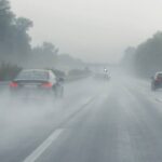Carros, rodovia, chuva - K-FK / shutterstock.com
