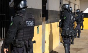 Sob coordena&ccedil;&atilde;o federal, for&ccedil;as policiais fazem opera&ccedil;&atilde;o contra o crime organizado em pres&iacute;dios