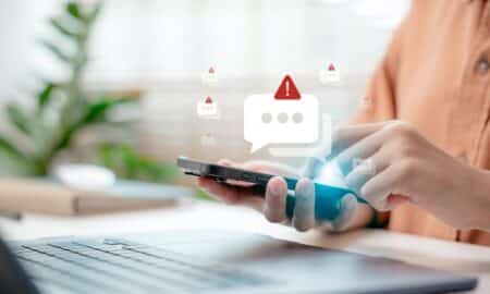 Celular, alerta, conceito de golpe, spam, fraude - FAMILY STOCK/Shutterstock.com