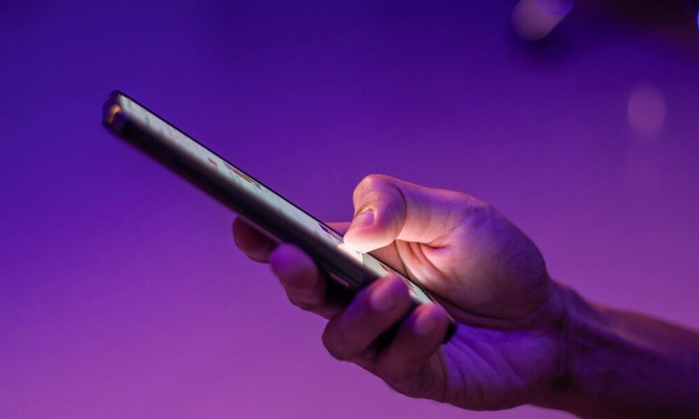 Consulta de IMEI protege quem vai comprar celular usado hoje