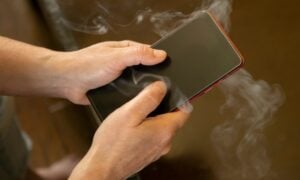celular superaquecendo - Denis Klimov 3000/Shutterstock.com