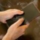 celular superaquecendo - Denis Klimov 3000/Shutterstock.com