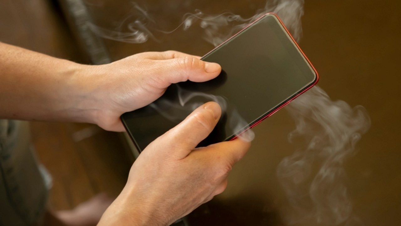 celular superaquecendo - Denis Klimov 3000/Shutterstock.com