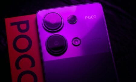 Celular Xiaomi POCO - Only_NewPhoto / Shutterstock.com