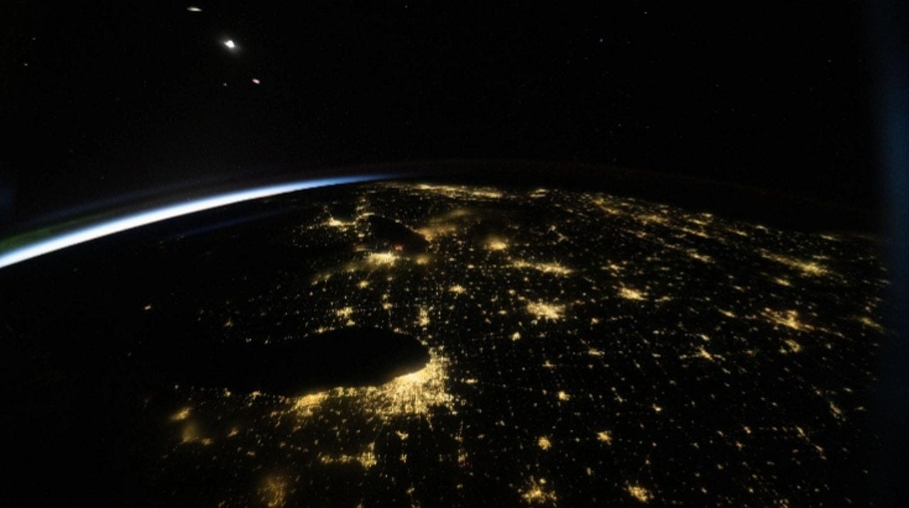 Chicago em destaque nesta vista noturna dos Estados Unidos - NASA/Jessica Meir